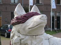 840605 Detail van het keramieken beeldhouwwerk 'De Wolvin en de eik' van Suzanne Willems uit 2001, op het voorterrein ...